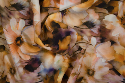 Weich fallender Viskosestoff mit warmen Aquarellblumen