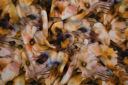 Detailansicht des warmen Aquarellblumen-Drucks auf Viskose