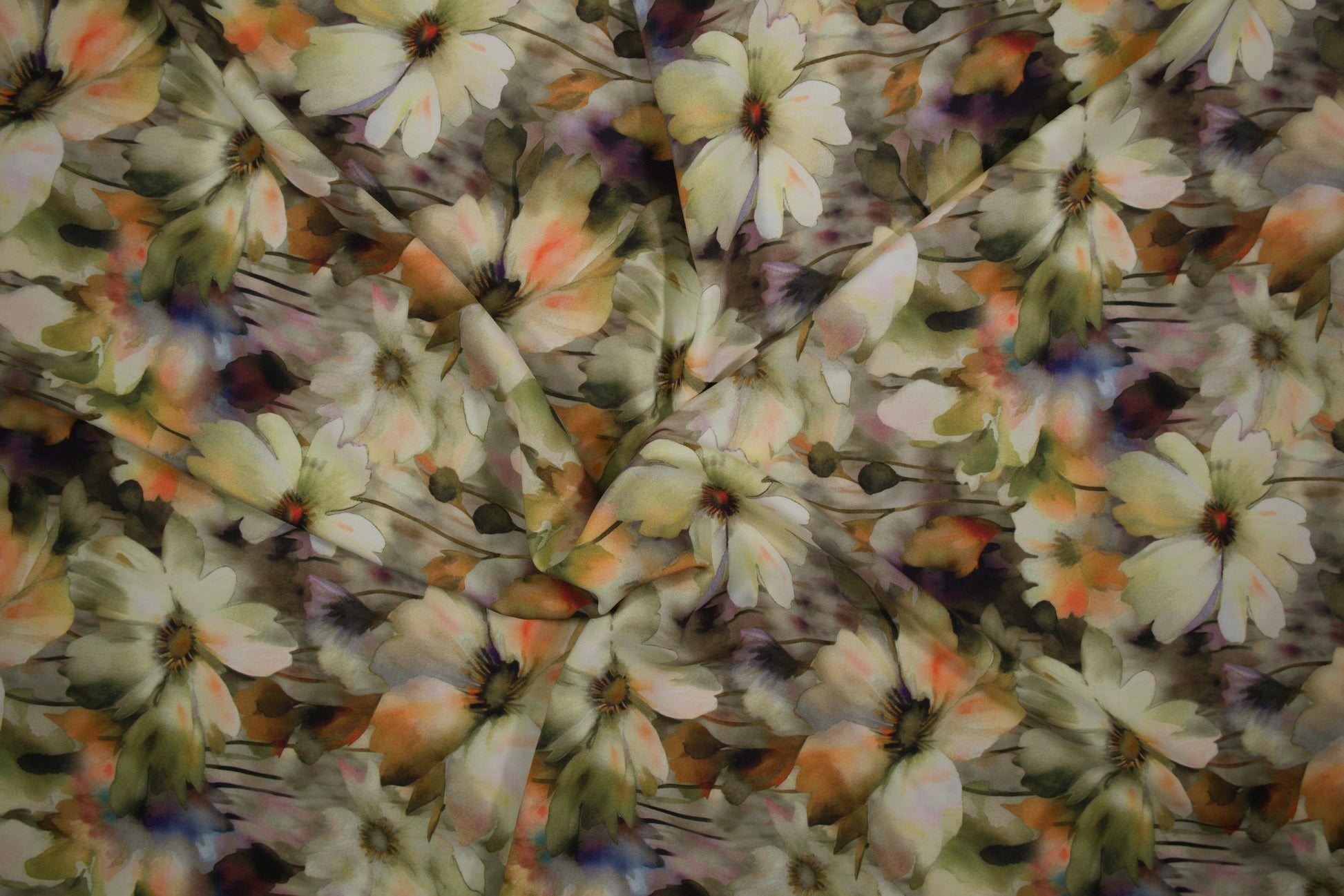 Viskosestoff mit Aquarellblumen in Grün- und Orangetönen – Gesamtansicht