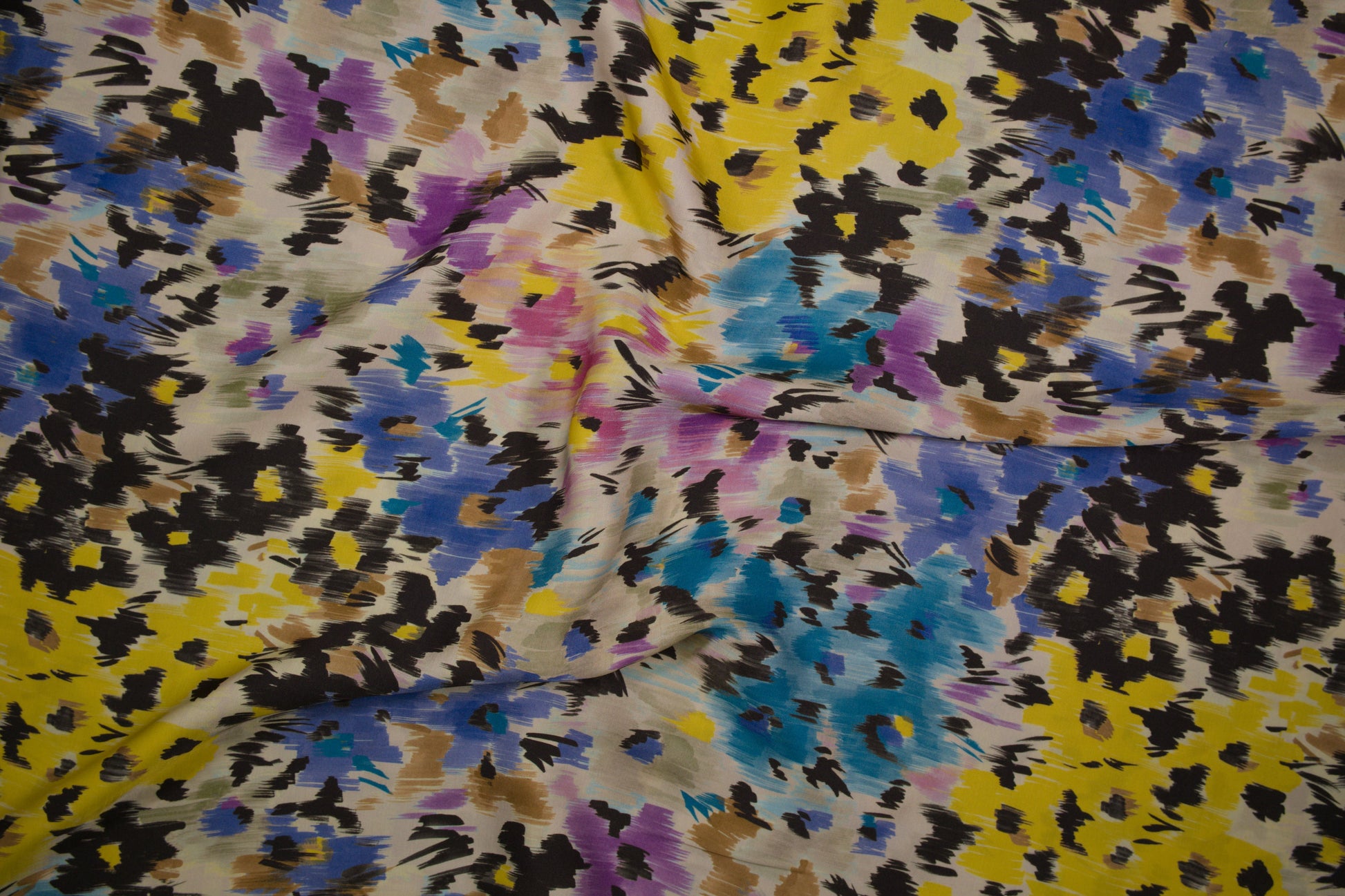 Viskosestoff mit buntem abstrakten Pinselstrich-Druck