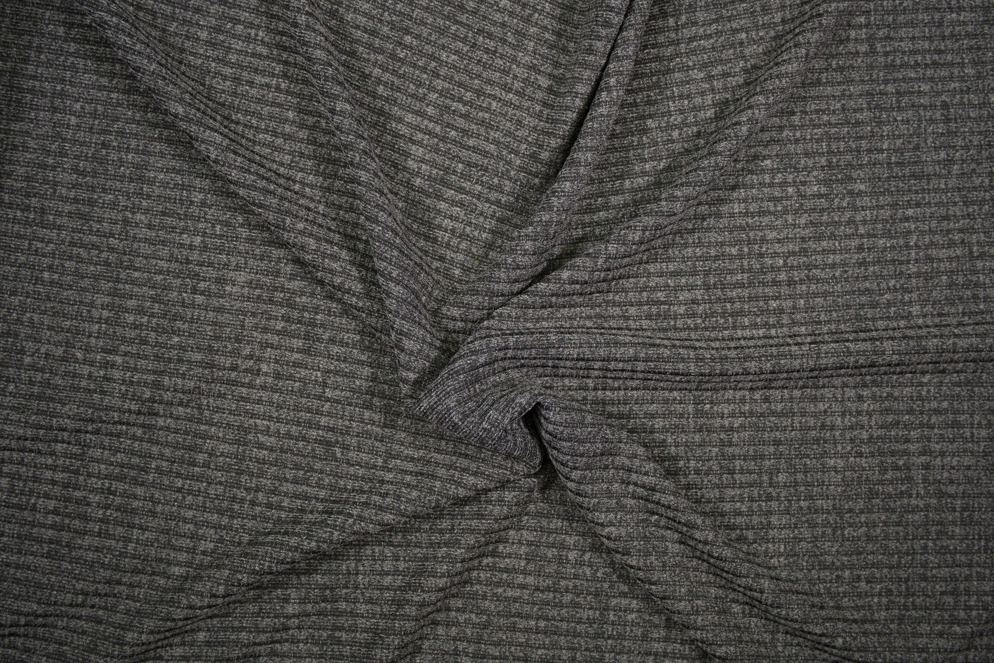 Melierter Rip Jersey in Grau mit feiner Rippstruktur - Detailaufnahme der Stoffstruktur