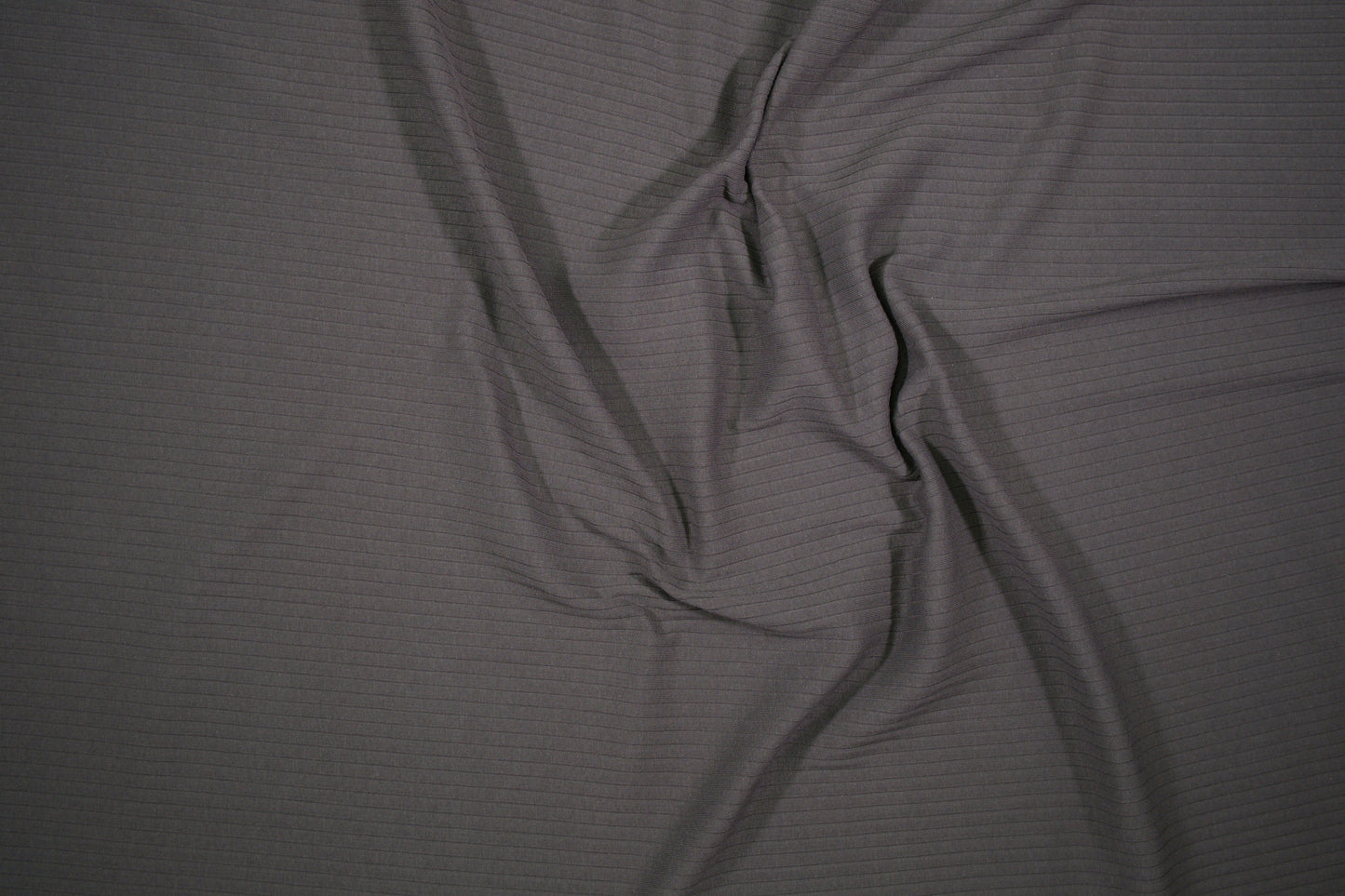 Rip Jersey in Dunkelgrau mit feiner Rippstruktur - Detailaufnahme der Stoffstruktur