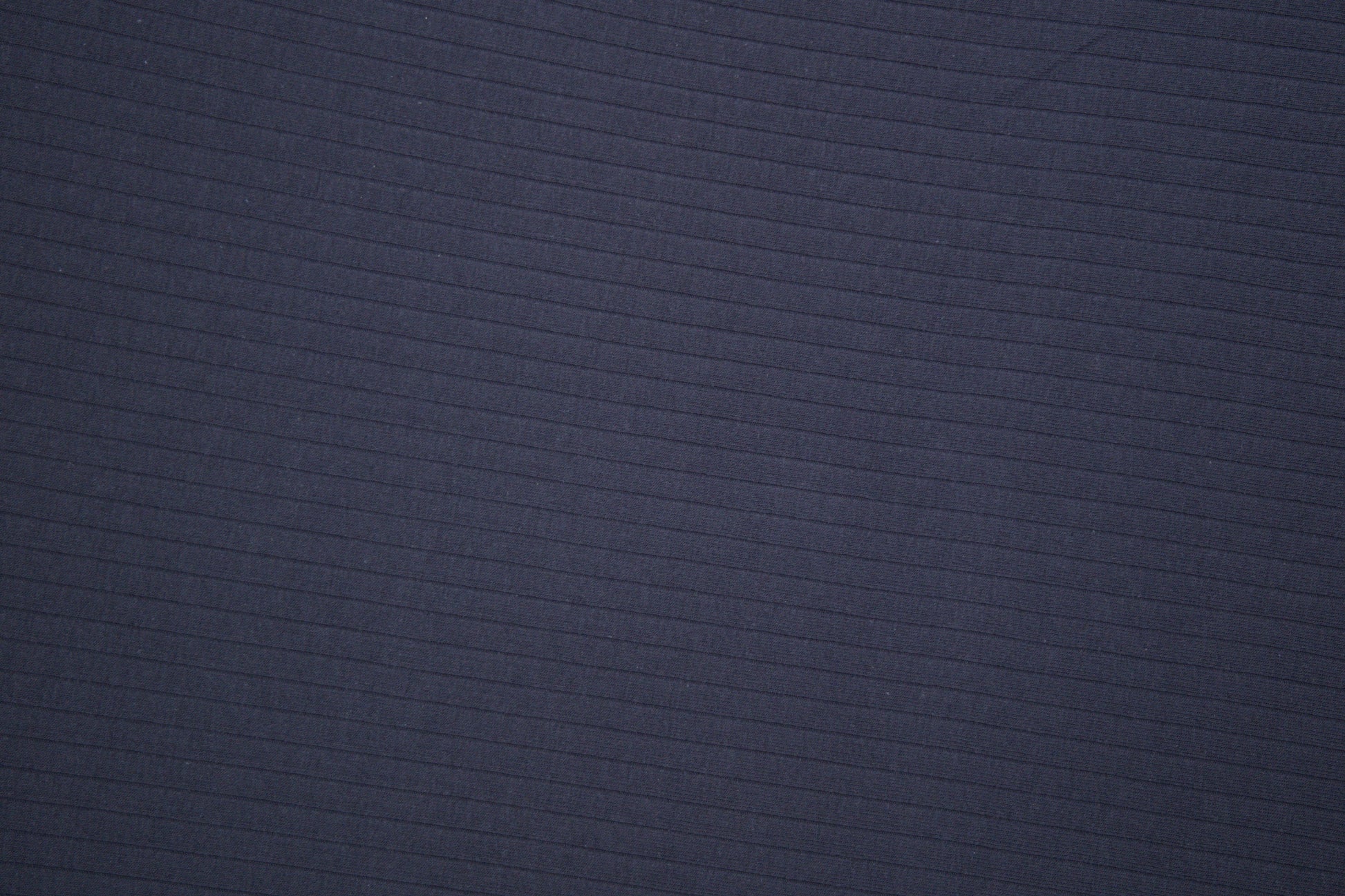 Rip Jersey in Dunkelblau mit feiner Rippstruktur - Detailaufnahme der Stoffstruktur