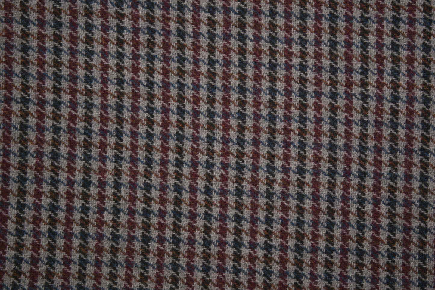 Wollstoff mit klassischem Hahnentritt-Muster in Grau, Bordeaux, Blau und Braun - Metrware Materialqualität 140cm
