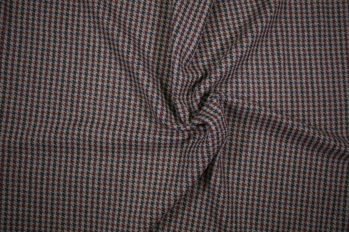 Wollstoff mit klassischem Hahnentritt-Muster in Grau, Bordeaux, Blau und Braun