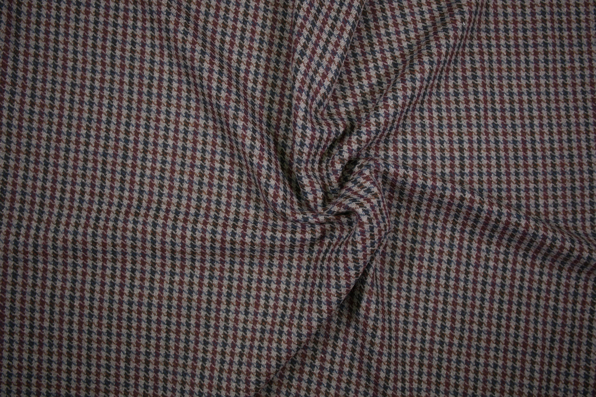 Wollstoff mit klassischem Hahnentritt-Muster in Grau, Bordeaux, Blau und Braun