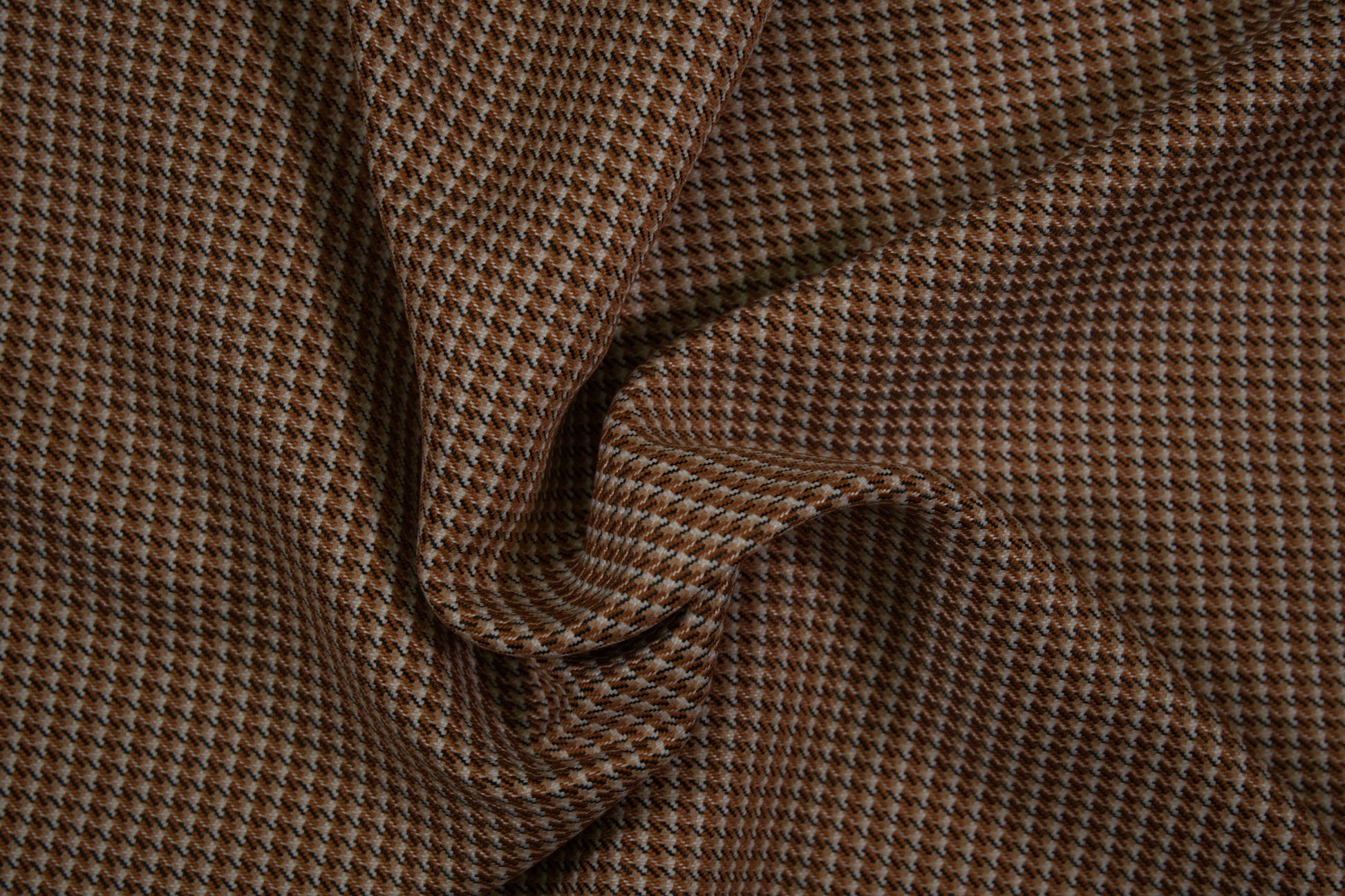 Wollstoff mit feinem braunen Pepita-Muster - Nahaufnahme der Materialqualität 140cm