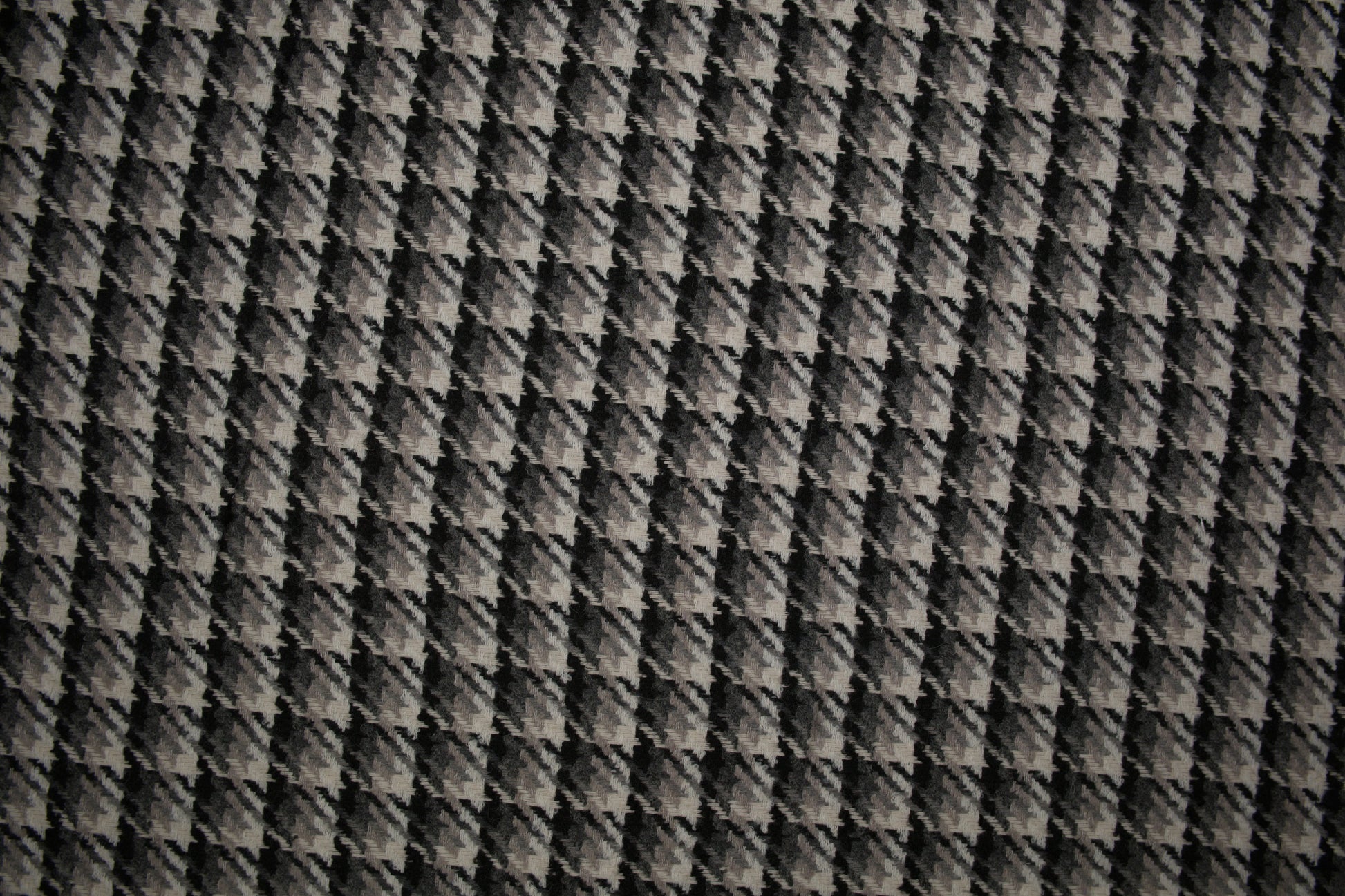 Wollstoff mit klassischem Hahnentritt-Muster in Schwarz und Grau - Nahaufnahme der Materialqualität 140cm