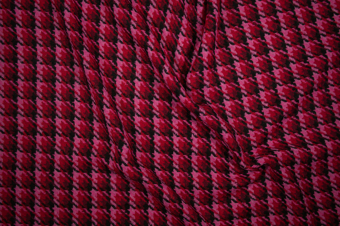 Wollstoff mit klassischem Hahnentritt-Muster in Grau, Bordeaux, Blau und Braun - Nahaufnahme der Materialqualität 140cm