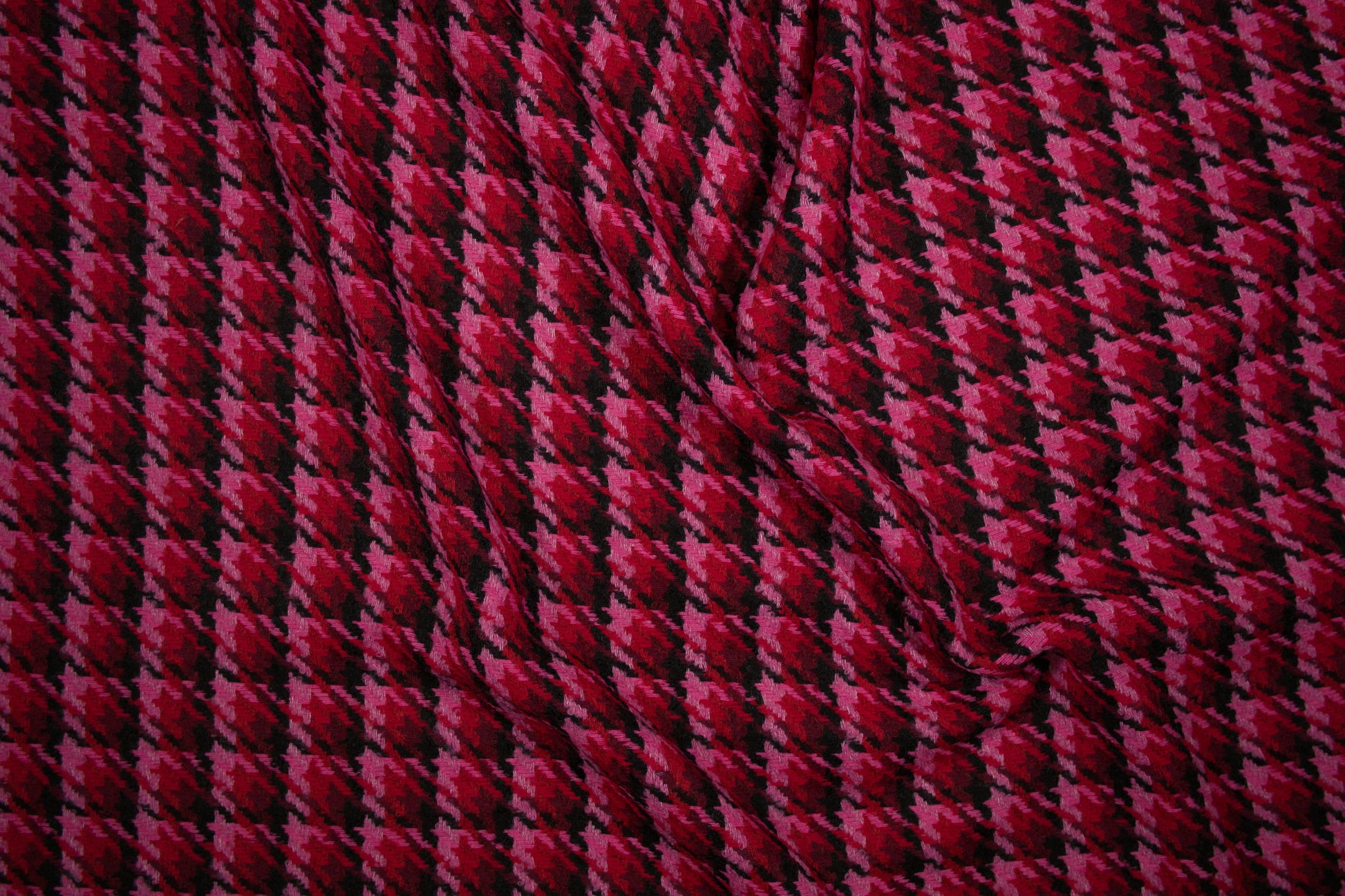 Wollstoff mit klassischem Hahnentritt-Muster in Grau, Bordeaux, Blau und Braun - Nahaufnahme der Materialqualität 140cm