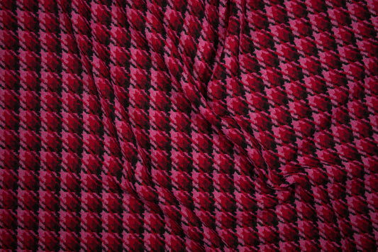 Wollstoff mit klassischem Hahnentritt-Muster in Grau, Bordeaux, Blau und Braun - Nahaufnahme der Materialqualität 140cm