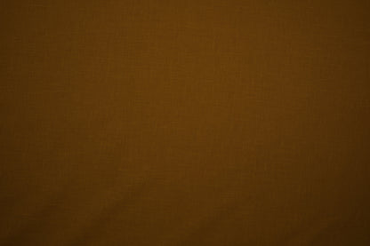 Senffarbener Leinenstoff – feine Struktur in Nahaufnahme