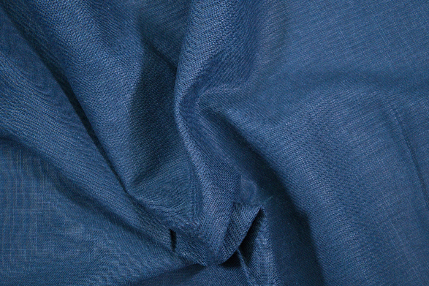 Dunkelblauer Leinenstoff – feine Gewebestruktur in Nahaufnahme