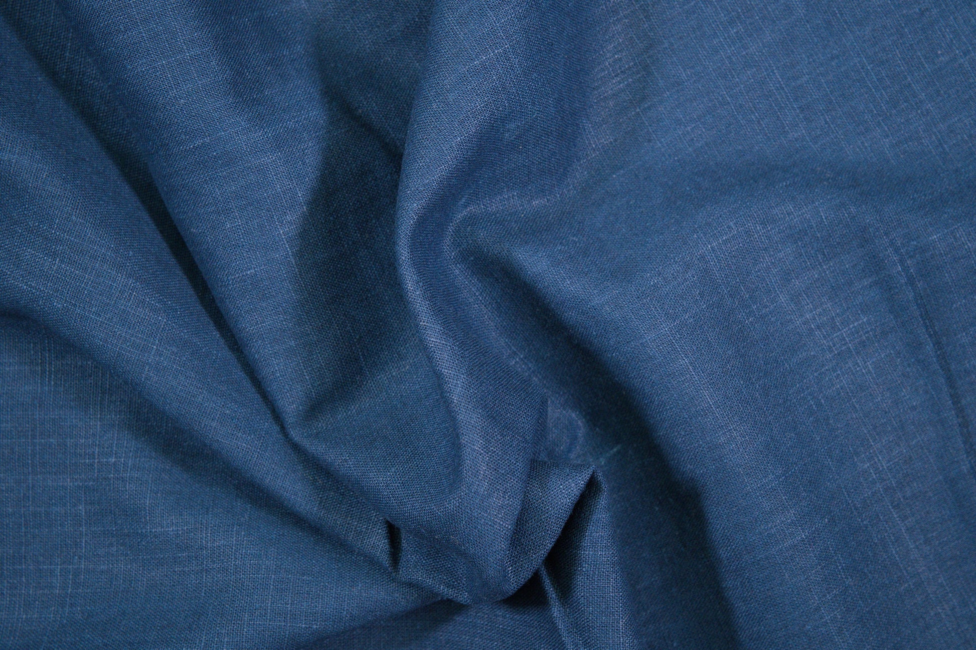 Dunkelblauer Leinenstoff – feine Gewebestruktur in Nahaufnahme