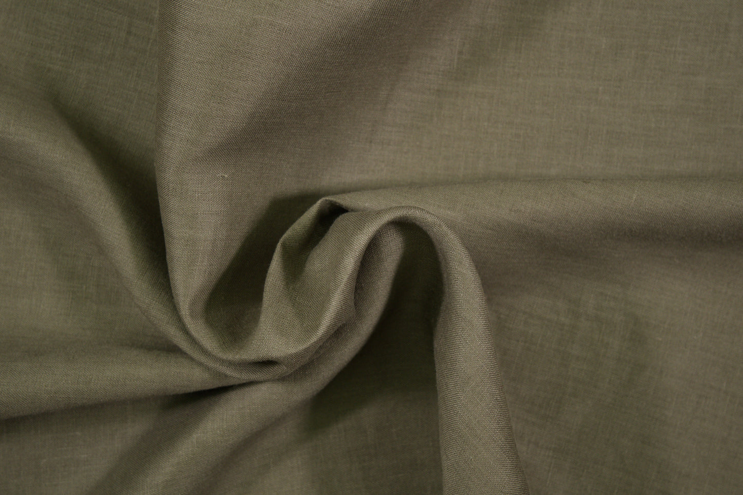 Olivfarbener Leinenstoff – naturverbundener Look