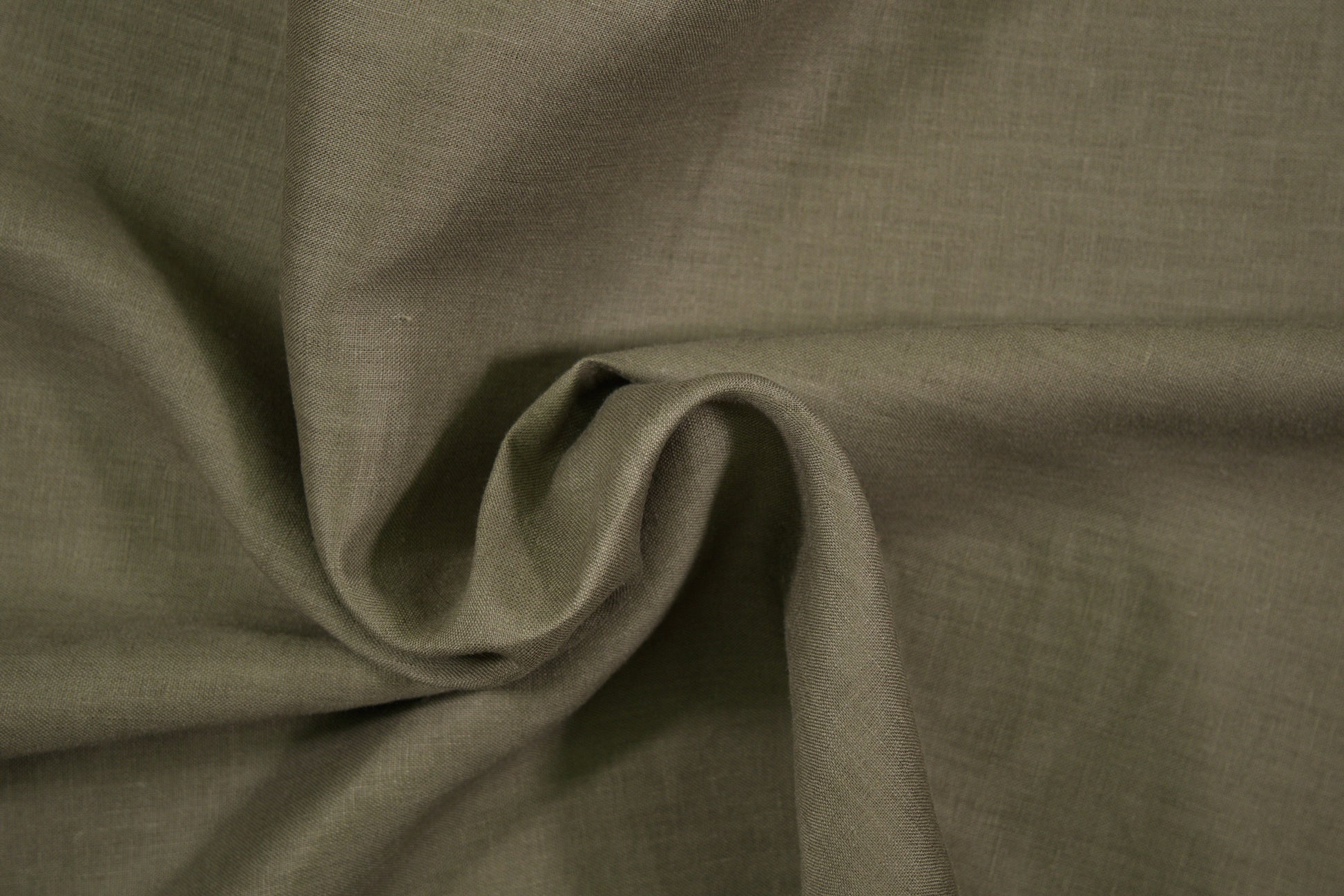 Olivfarbener Leinenstoff – naturverbundener Look