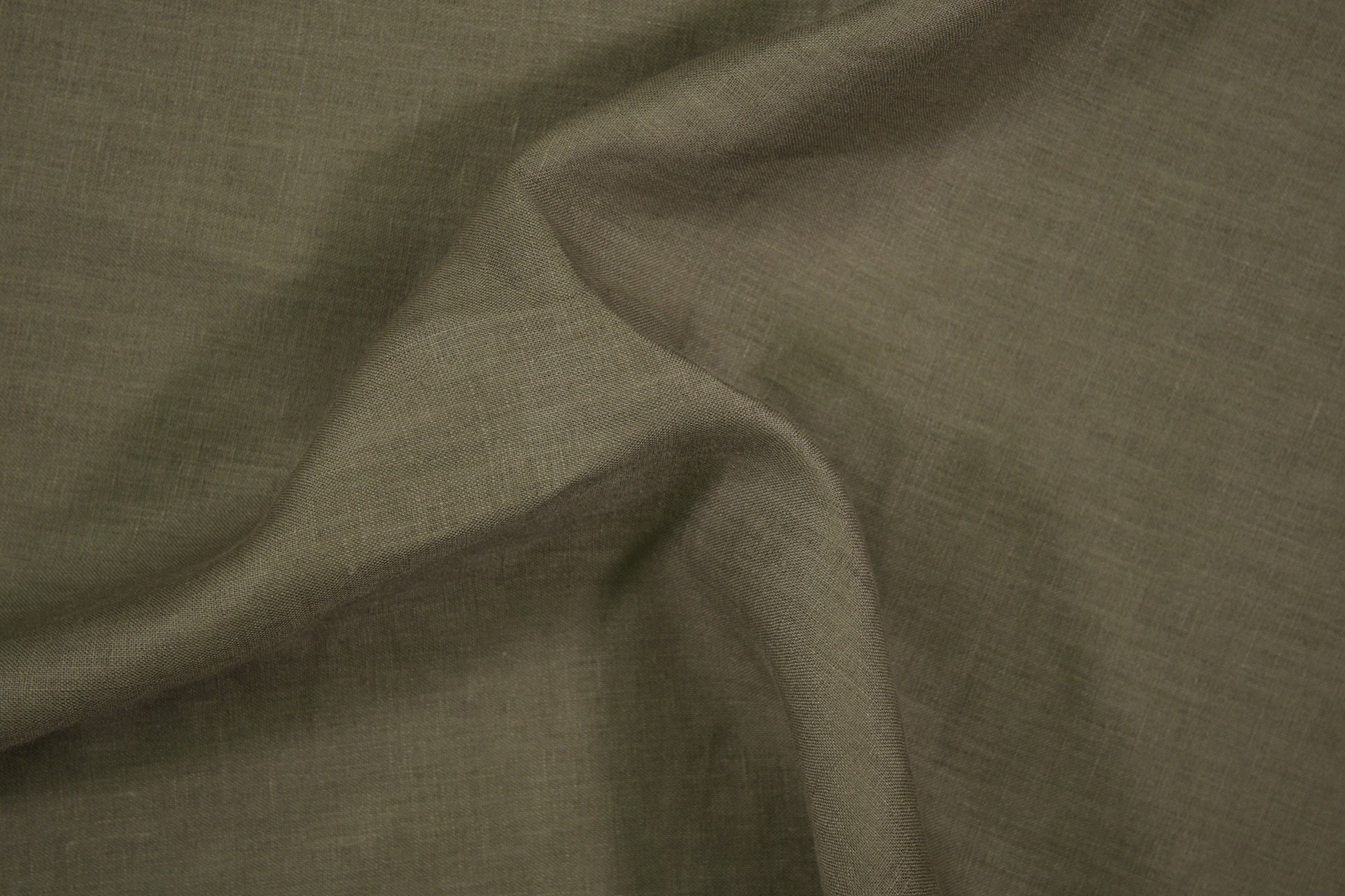 Olivfarbener Leinenstoff – Detailaufnahme der Stoffstruktur