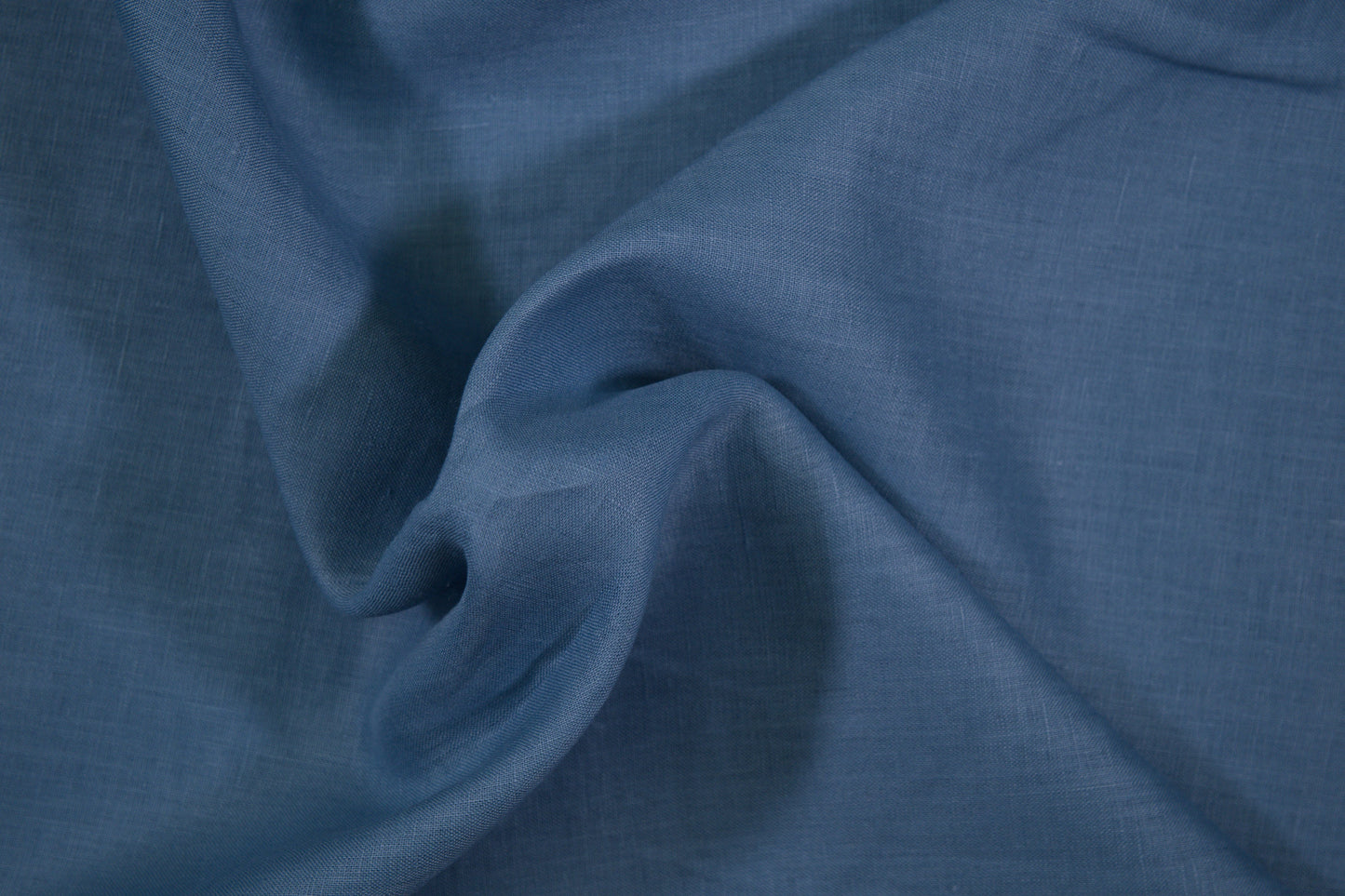 Jeansblauer Leinenstoff – klassischer Blauton für Bekleidung