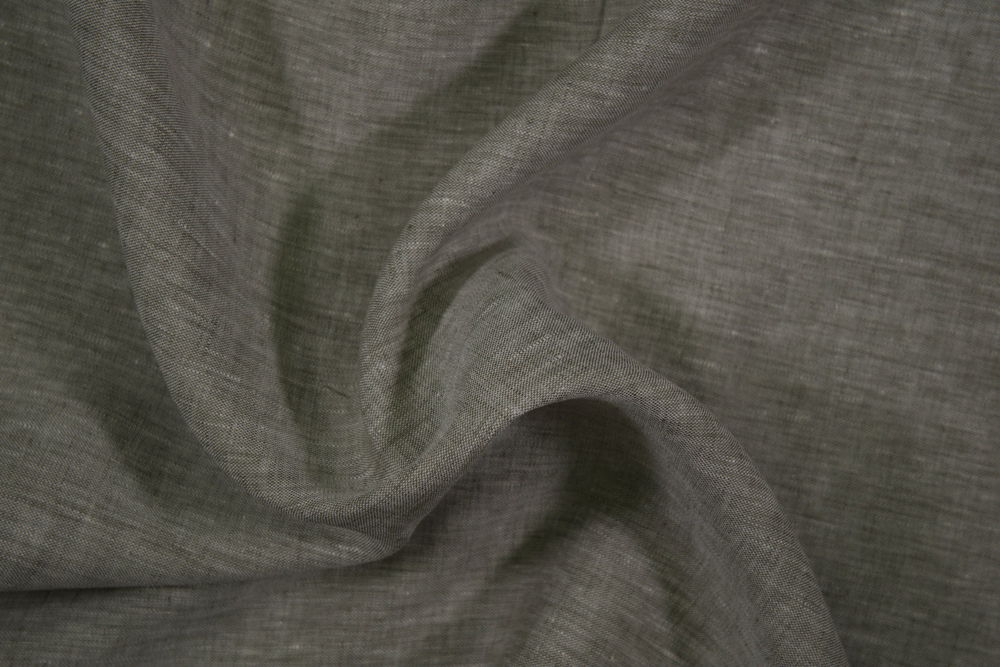 Khaki-farbener Leinenstoff – Detailaufnahme der Stoffstruktur