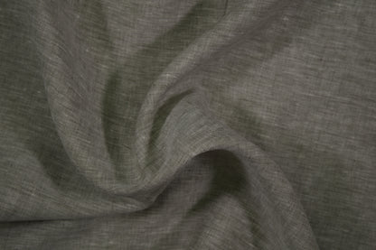 Khaki-farbener Leinenstoff – Detailaufnahme der Stoffstruktur