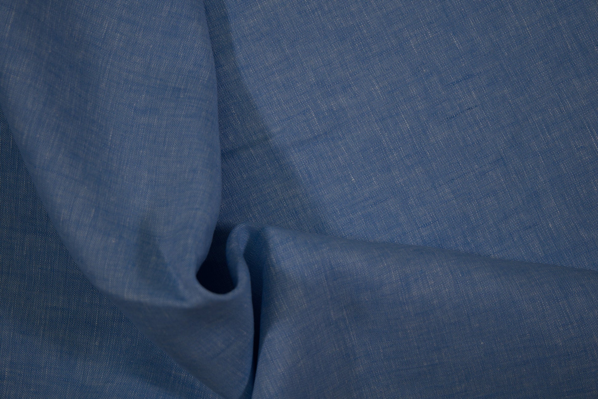 Leichter Leinenstoff in Hellblau – Detailaufnahme der Stoffstruktur