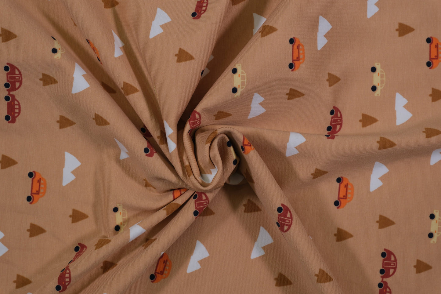 Beiger Baumwolljersey mit Autos, Bäumen und Bergen