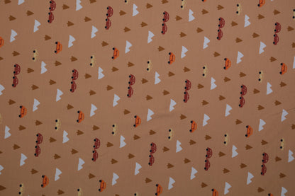 Beiger Baumwolljersey mit Autos, Bäumen und Bergen – 140 cm breit