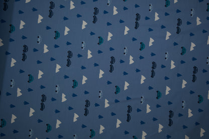 Blauer Baumwolljersey mit Autos, Bäumen und Bergen – 140 cm breit