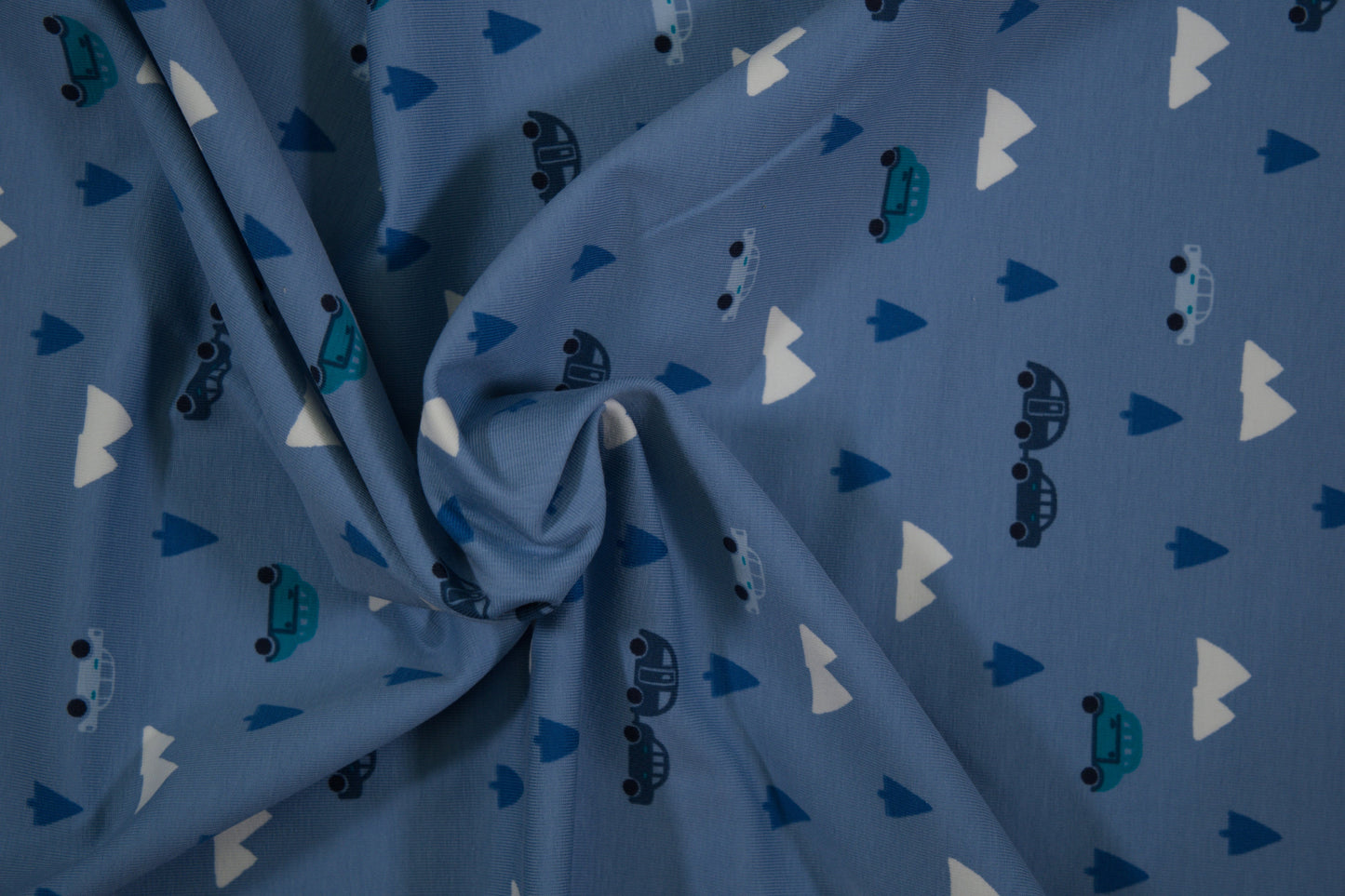 Blauer Baumwolljersey mit Autos, Bäumen und Bergen