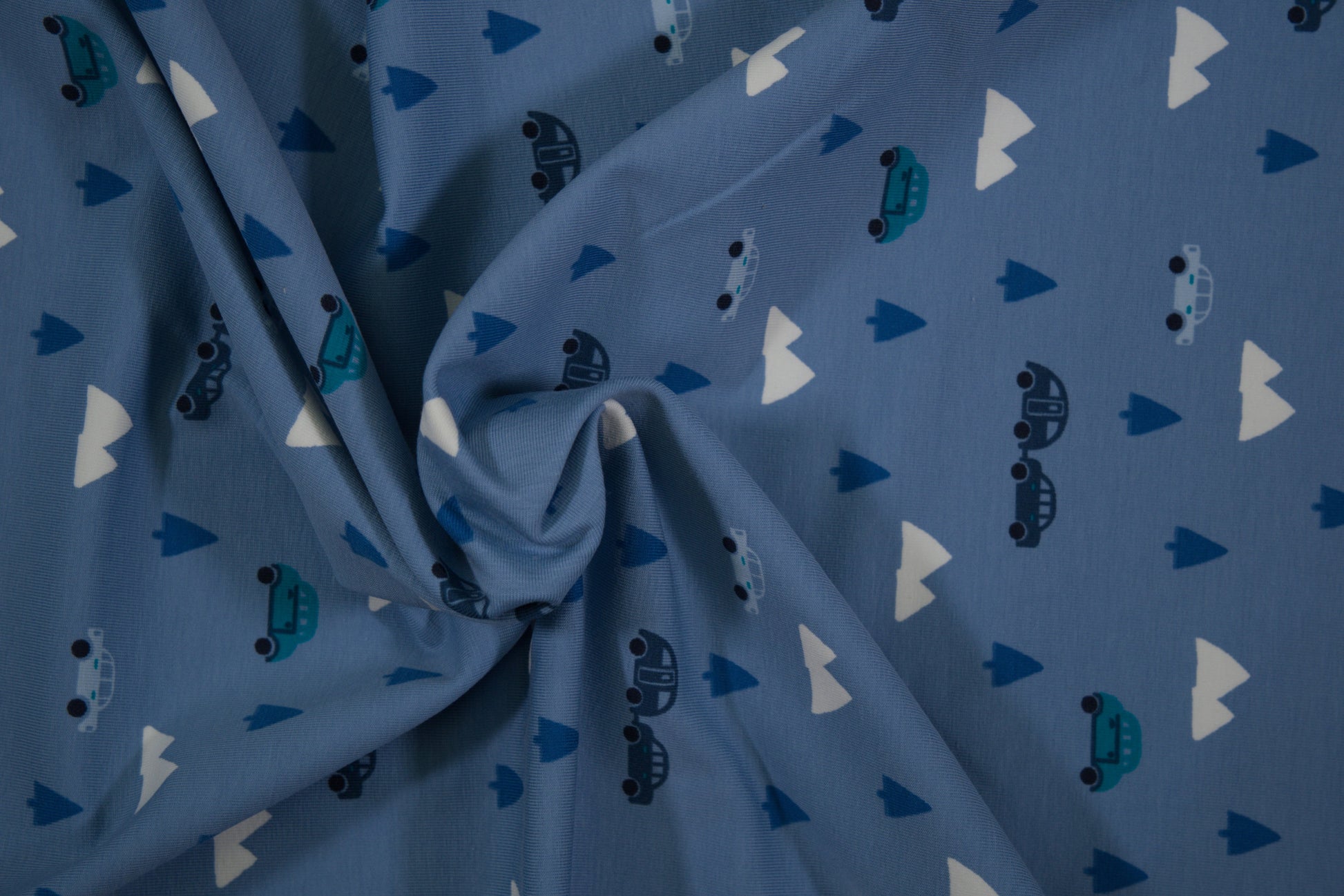 Blauer Baumwolljersey mit Autos, Bäumen und Bergen