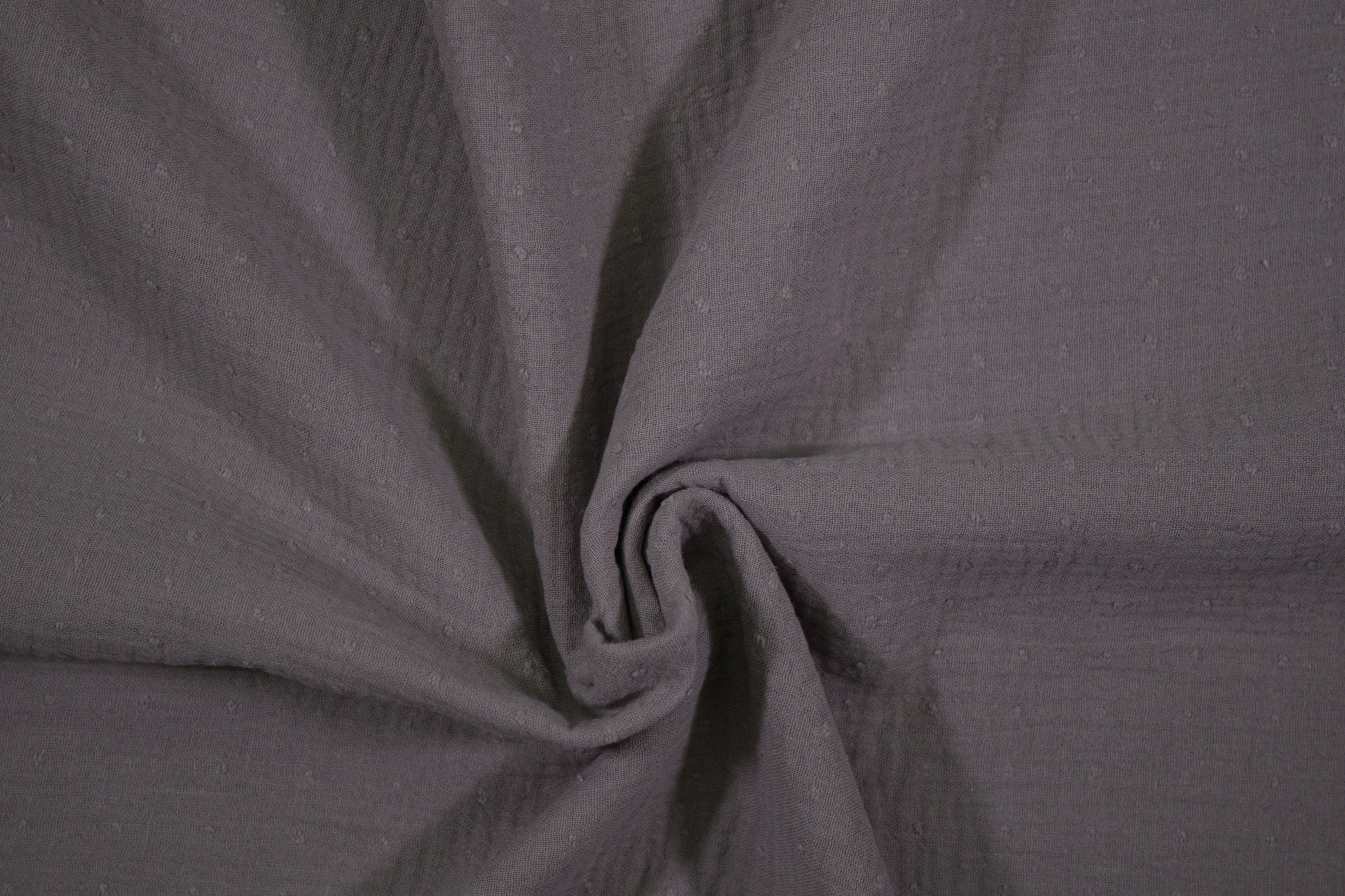 Dunkelgrauer Musselin mit dezentem Punktmuster