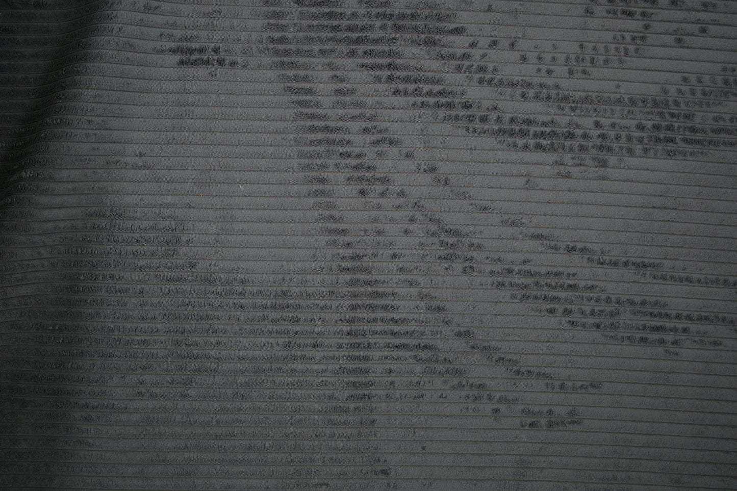 Cord Möbelstoff in Grau – weicher, gerippter Polsterstoff für Sofa und Sessel Detailaufnahme der Stoffstruktur