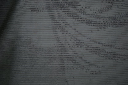 Cord Möbelstoff in Grau – weicher, gerippter Polsterstoff für Sofa und Sessel Detailaufnahme der Stoffstruktur