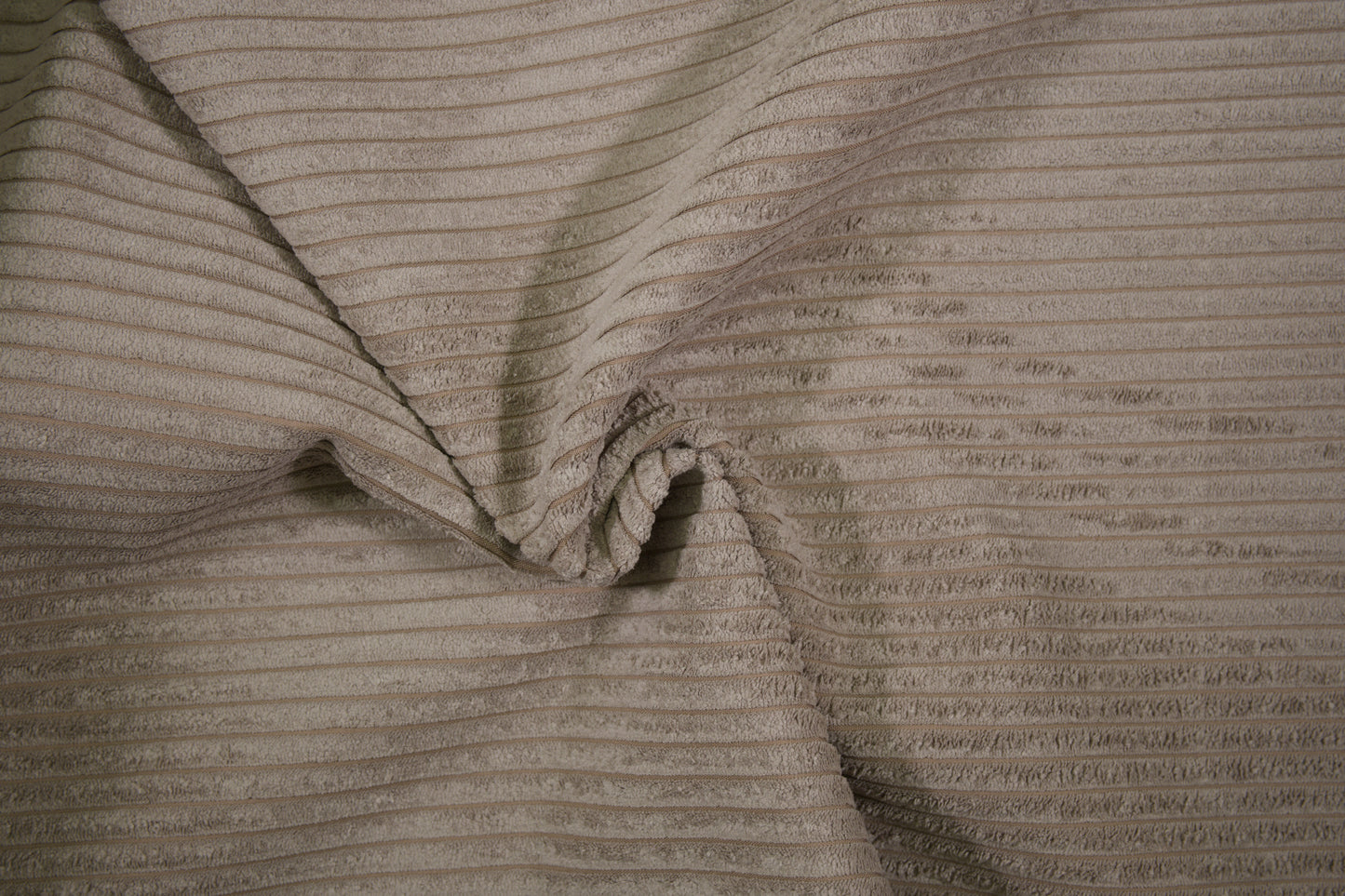 Cord Möbelstoff in Taupe mit weicher Rippenstruktur – ideal für Sofa und Sessel
