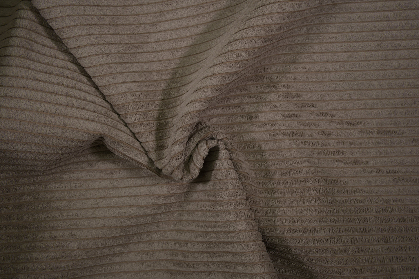 Cord Möbelstoff in Taupe mit weicher Rippenstruktur – ideal für Sofa und Sessel