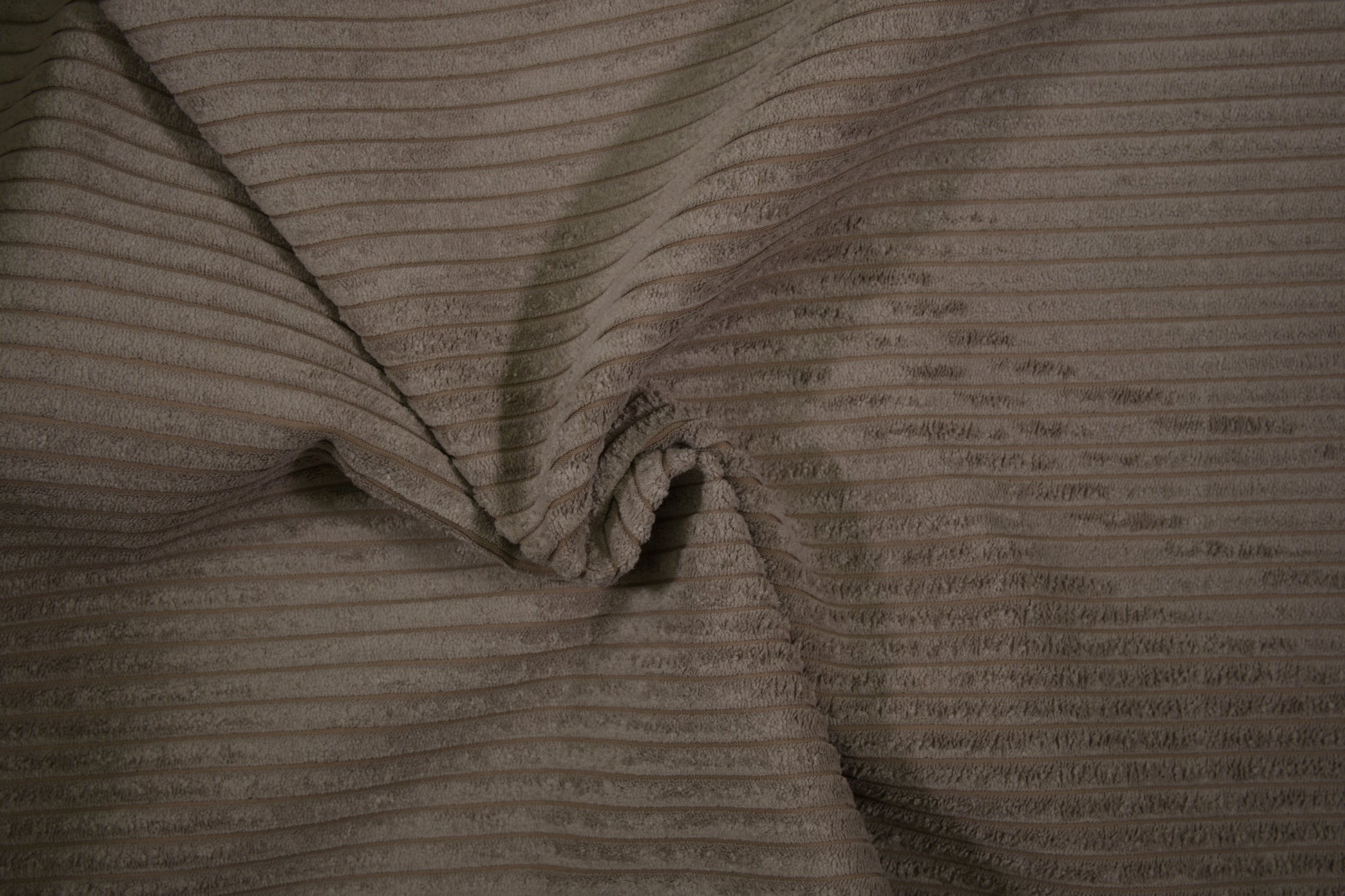 Cord Möbelstoff in Taupe mit weicher Rippenstruktur – ideal für Sofa und Sessel