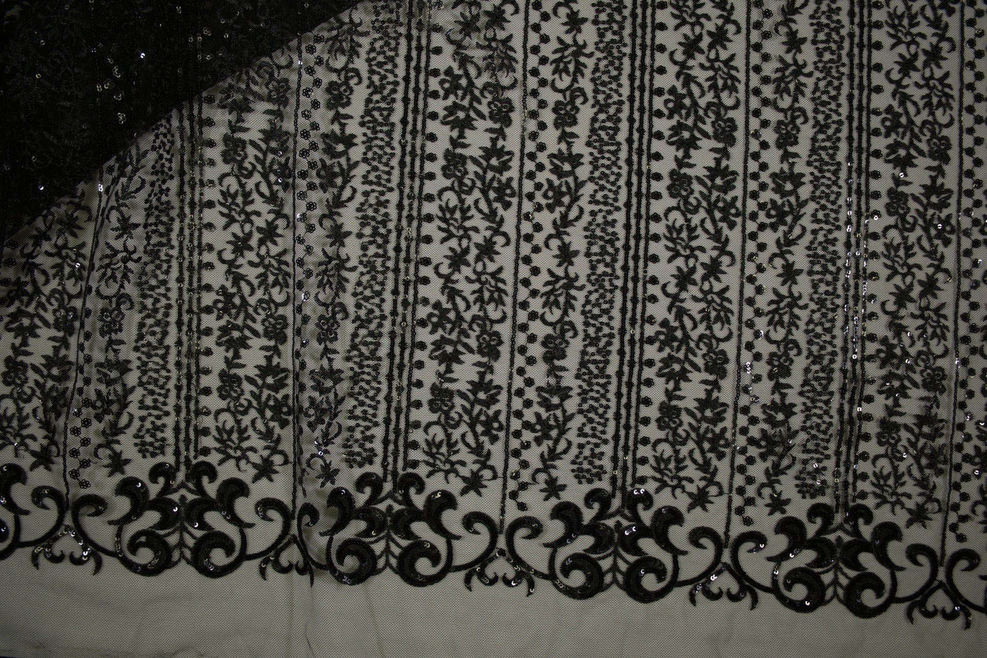 Transparente Spitzenmeterware mit Pailletten – übereinandergelegter Stoff