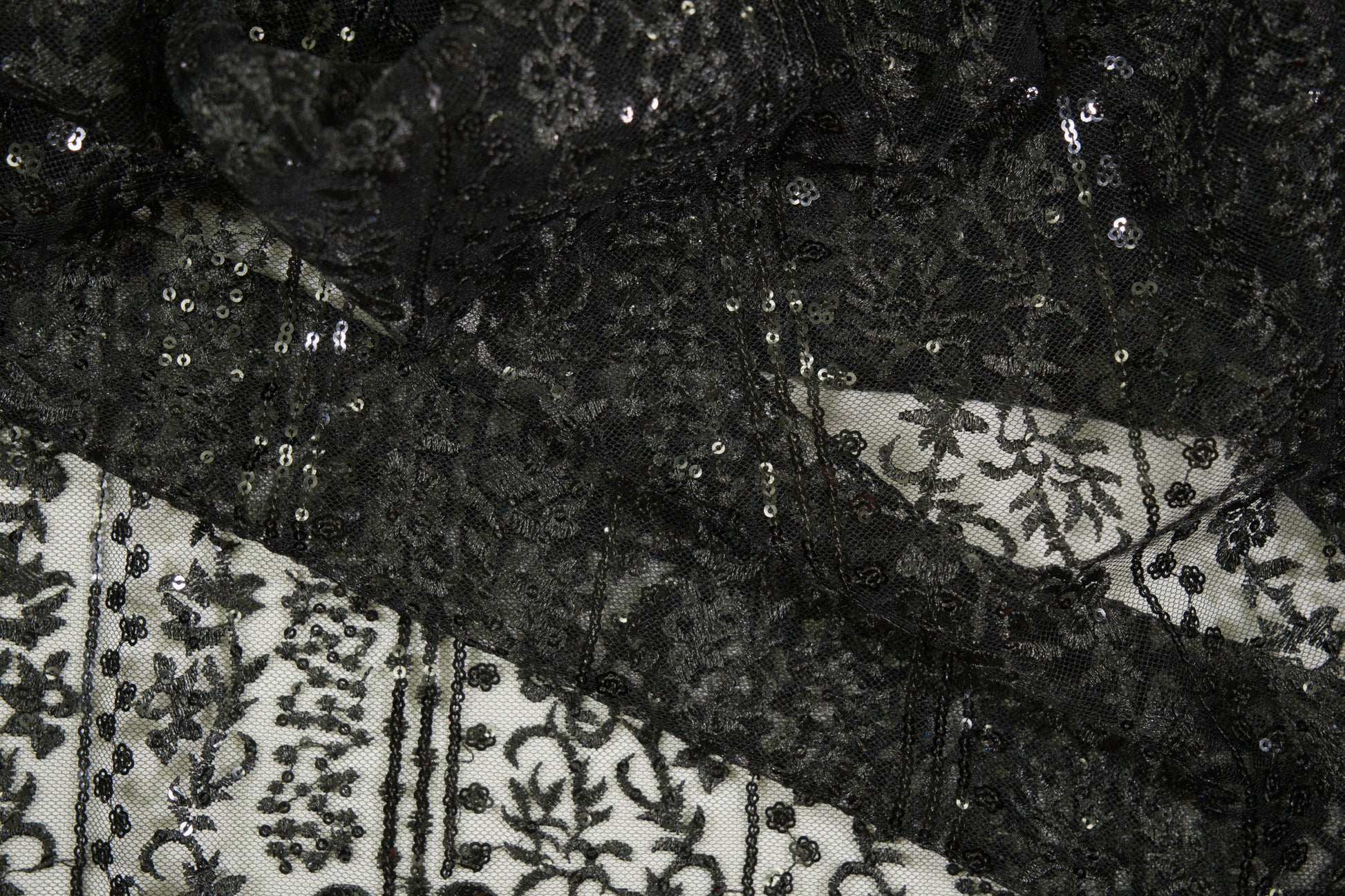 Bestickter Tüll mit Spitzenbordüre in Schwarz – ganze Stoffbreite