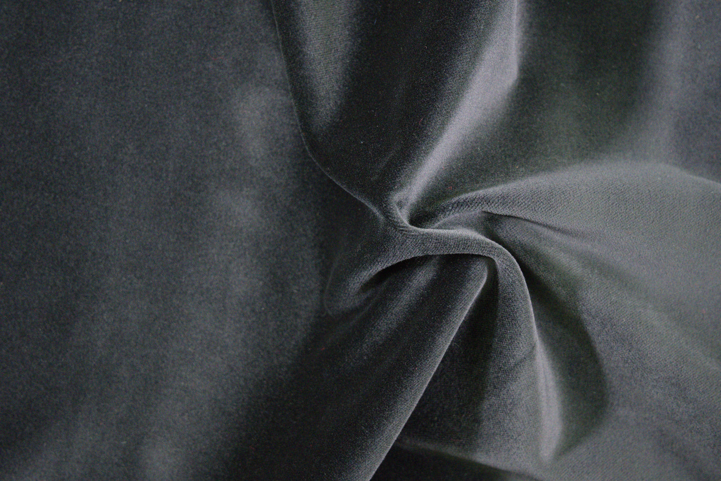 Baumwollsamt in Dunkelgrau mit weicher, matter Samtoberfläche