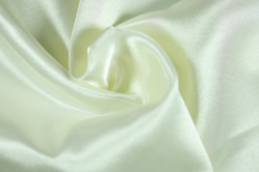 Satin Stoff in Creme für elegante Kleidung