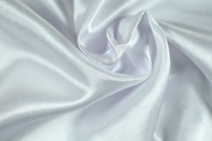 Krepp Satin in klassischem Weiß mit Glanz