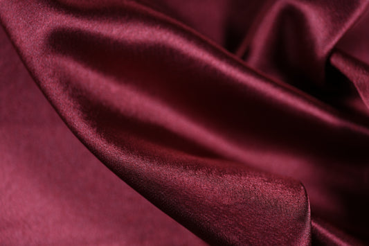 Dunkelroter Satin Stoff für festliche Kleidung