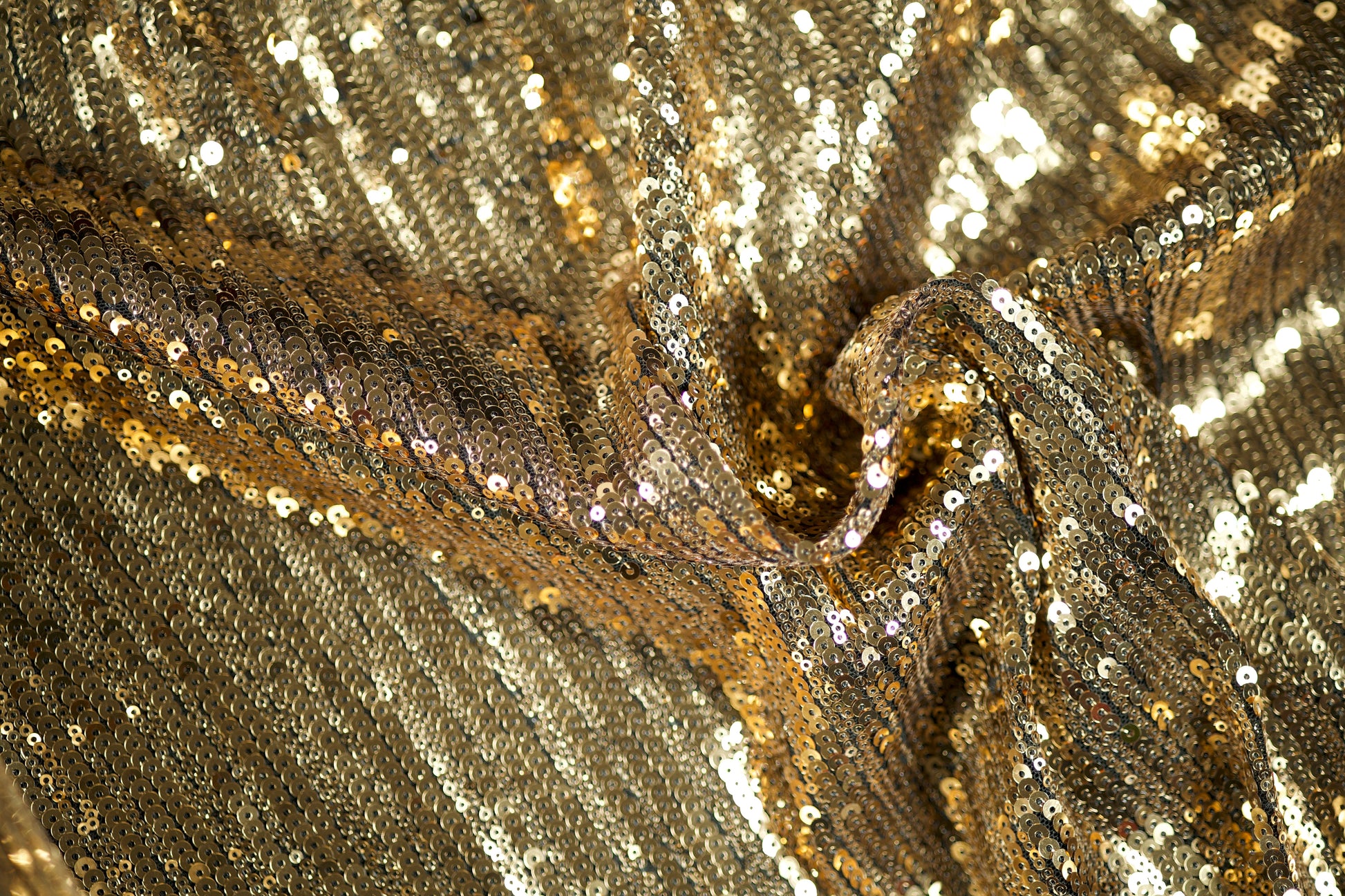 Paillettenstoff in Gold – glänzend, hochwertig und perfekt für festliche Kleidung