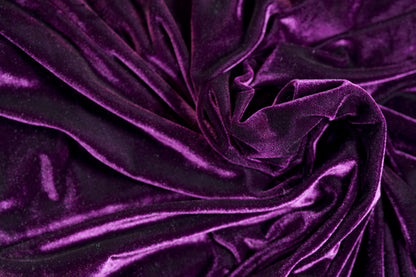 Samtstoff in kräftigem Violett – weich und dekorativ