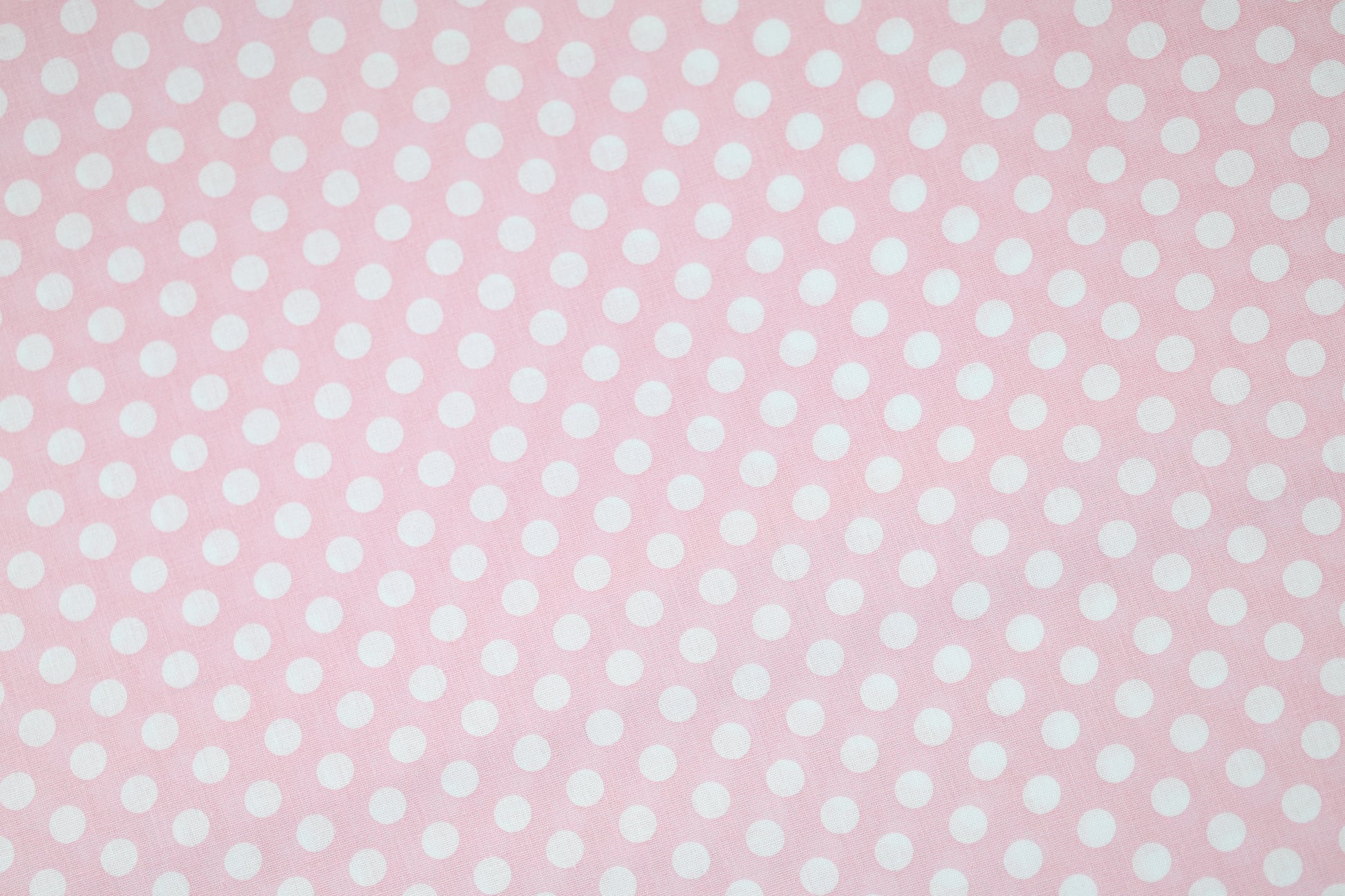 Zartrosafarbener Punktestoff – ideal für Babykleidung und Accessoires