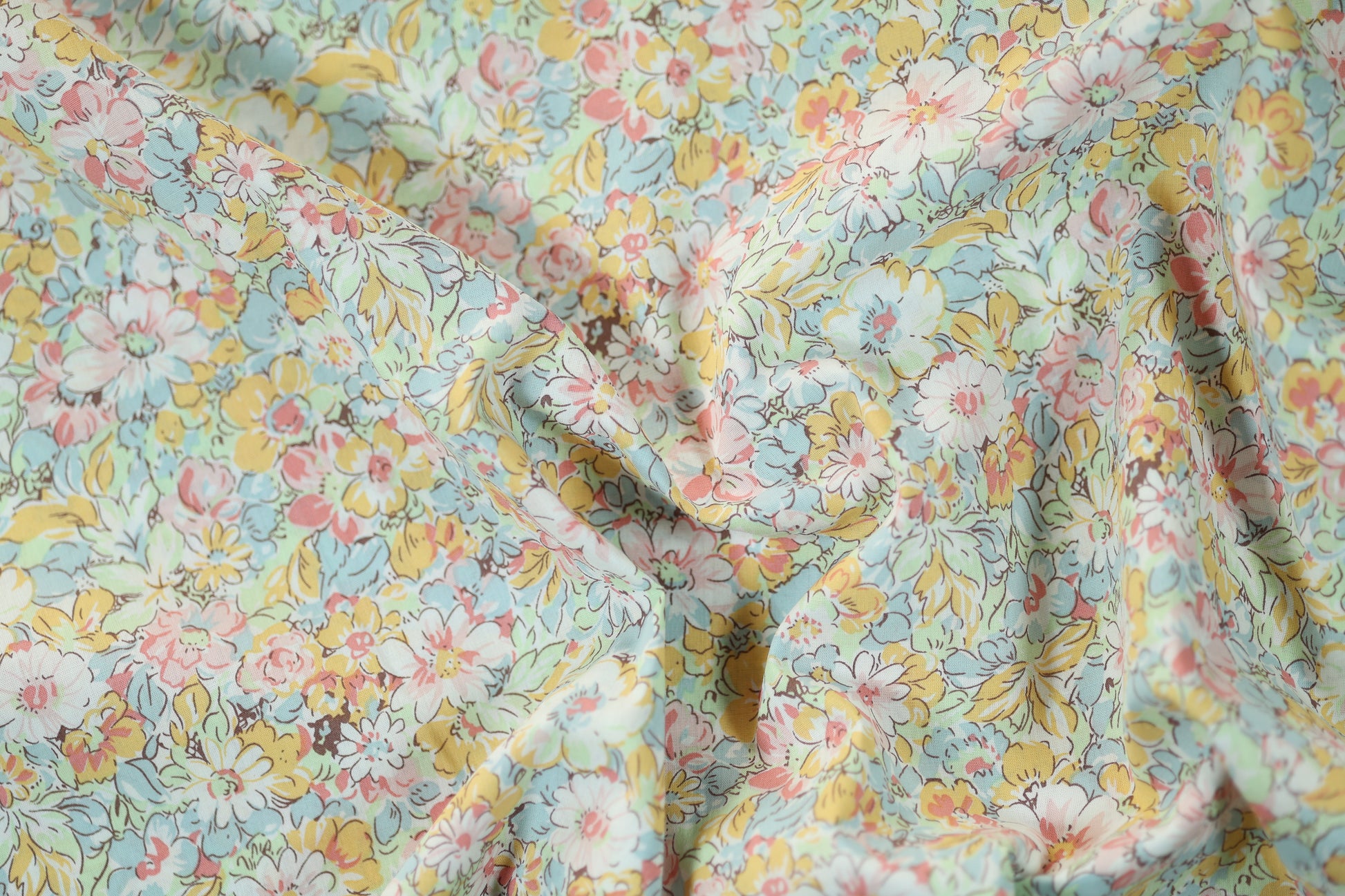 Elastischer Baumwollstoff in Frühlingspastell mit romantischem Blumendruck
