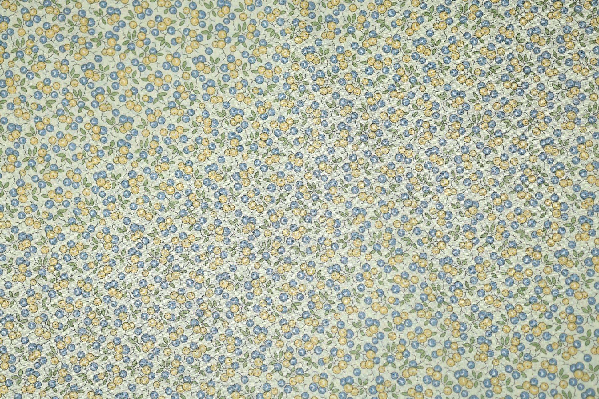 Floraler Baumwoll-Stretchstoff in Blaubeere & Zitrone – ideal für Bekleidung und kreative Projekte