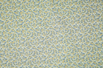 Floraler Baumwoll-Stretchstoff in Blaubeere & Zitrone – ideal für Bekleidung und kreative Projekte