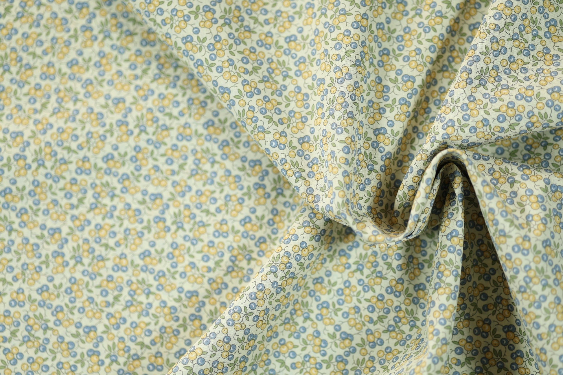 Elastischer Baumwollstoff in Blaubeere & Zitrone mit romantischem Blumendruck