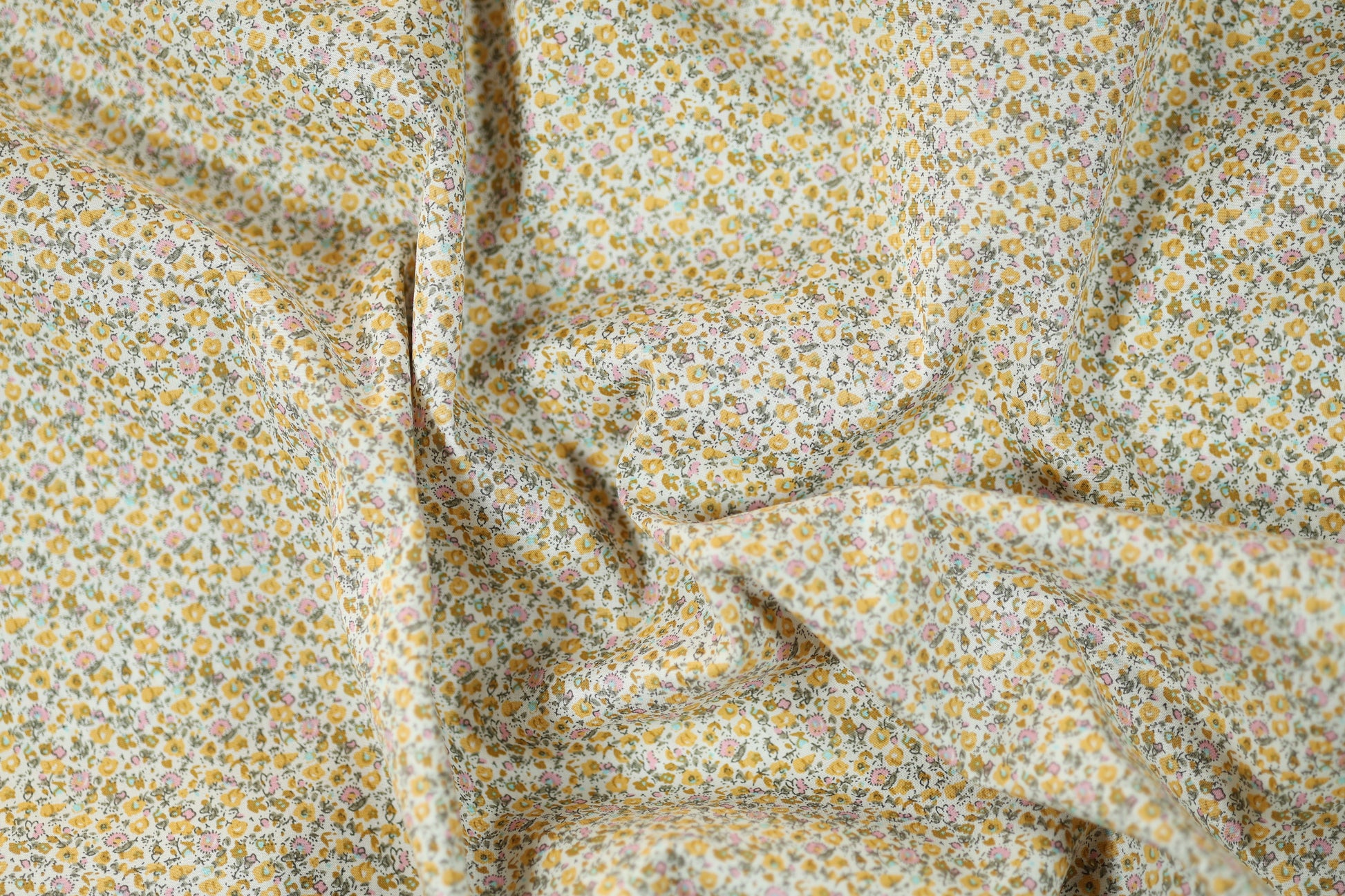 Elastischer Baumwollstoff in Goldene Wiesenblumen mit romantischem Blumendruck